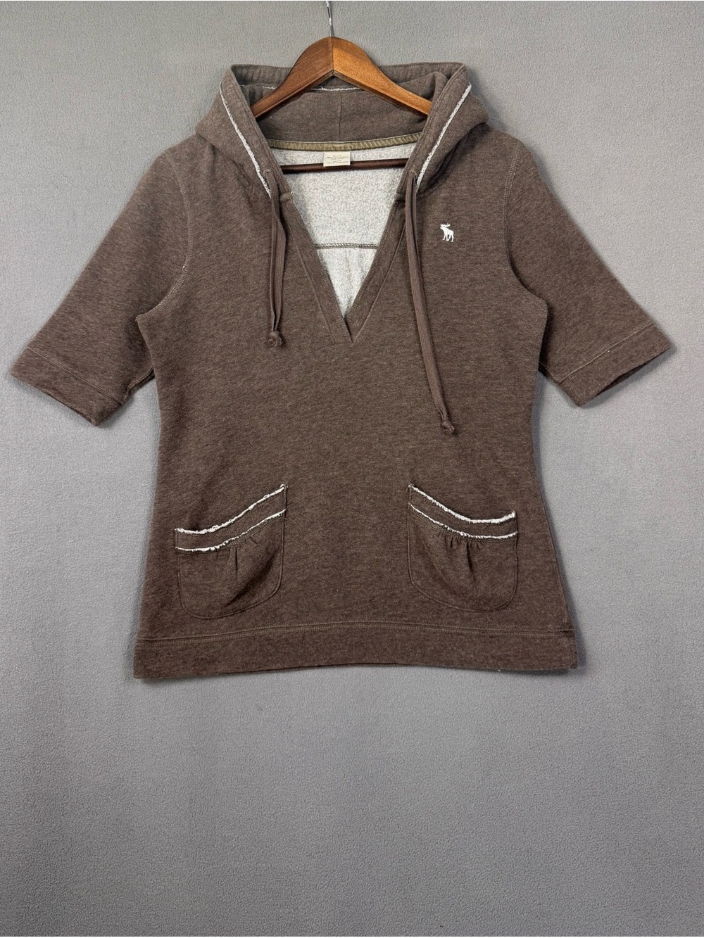 Vintage Y2K Abercrombie & Fitch Brown Short-Sleeve V-Neck Hoodie Sweater, L